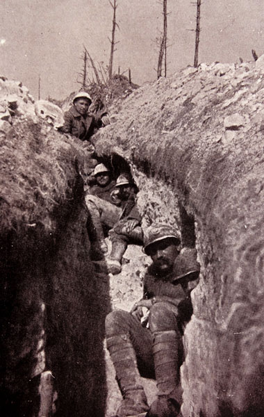 第1次世界大戦、塹壕に潜むフランス軍兵士（Ｃ）World History Archive／ニューズコム／共同通信イメージズ