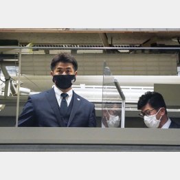 視察する日本代表の稲葉監督（左）も熱視線（Ｃ）共同通信社