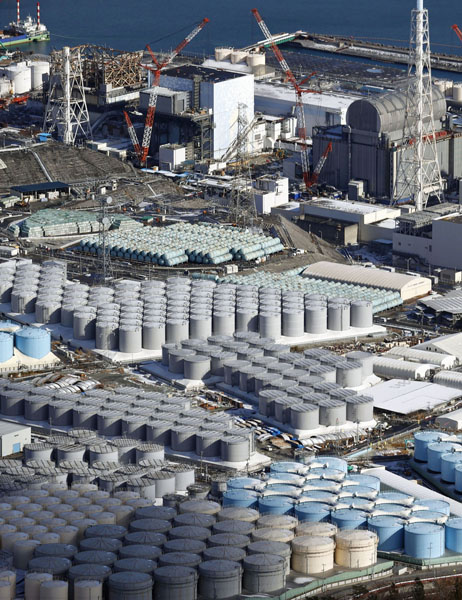 東京電力福島第１原発の敷地内に並ぶ処理水を保管するタンク（Ｃ）共同通信社