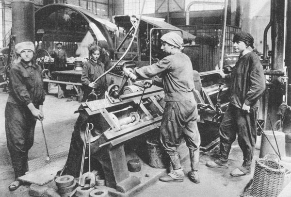 写真②ドイツの弾薬工場で働く女性（ゲッティ／共同通信イメージズ）