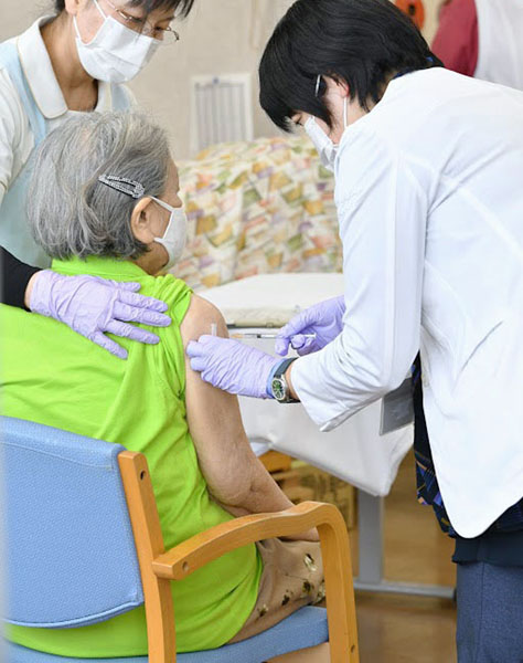 佐賀市内の特別養護老人ホームでは12日に接種（代表撮影）