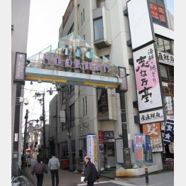 かって吉野ミュージック劇場があった阪神・野田駅の本通商店街（提供写真）