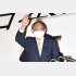 電話ならもっと早く…（アメリカに到着した菅首相＝16日）／（Ｃ）共同通信社