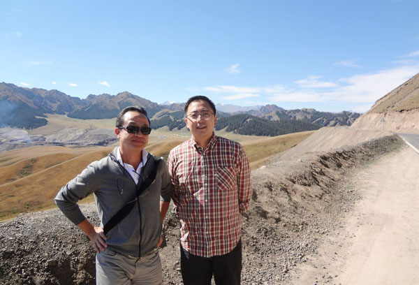 2013年の新疆ウイグル自治区出張で（左が三須社長）／（提供写真）