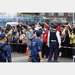 恐れていた事態が発生…（写真は、奈良県の聖火リレーの規制従事する警察官たち）／（Ｃ）日刊ゲンダイ