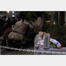 東京・新橋の公園に集まって酒を飲む人たち。手前は置かれた酒の缶など＝21日夜（Ｃ）共同通信社