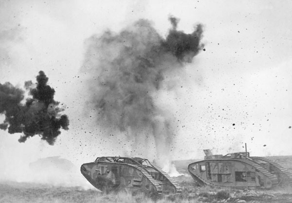 ドイツ軍の砲弾が炸裂する中を進むイギリス軍の戦車（Ｃ）Underwood Archives／Universal Images Group／共同通信イメージズ