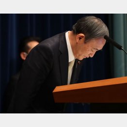 3度目の緊急事態宣言発令についての会見で陳謝する菅首相（Ｃ）JMPA