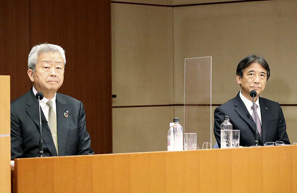 NTTの澤田純社長（左）とNTTドコモの吉澤和弘社長（Ｃ）共同通信社