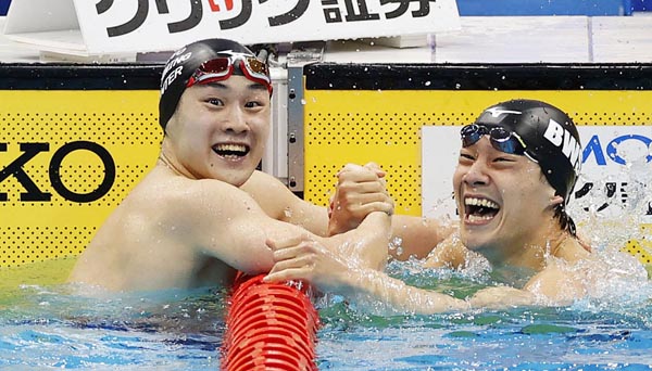 4月の日本選手権200メートル平泳ぎで優勝した佐藤翔馬（右は2位の武良）／（Ｃ）共同通信社