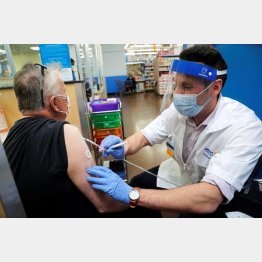 米東部コネティカット州の商業施設で、モデルナ製の新型コロナウイルスワクチンを投与する薬剤師（Ｃ）ロイター＝共同