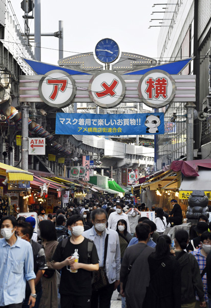 多くの買い物客らでにぎわう東京・上野のアメ横商店街（4日）／（Ｃ）共同通信社