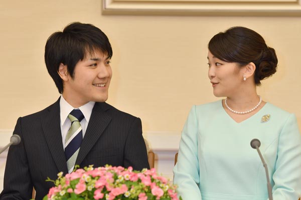婚約内定会見での小室圭さんと眞子さま（代表撮影）JMPA
