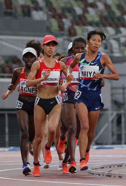 テスト大会5000メートルは5位に終わった新谷（左は4位の弘中瑠梨佳）／（Ｃ）日刊ゲンダイ