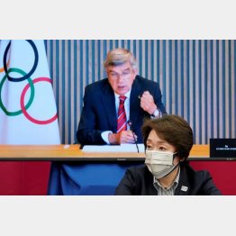 カネ、カネ、カネ（IOCのバッハ会長と橋本聖子五輪相）／（Ｃ）ロイター