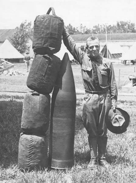 直径14インチ、重量1070ポンドの砲弾の隣に立つ米国の学生将校。バッグの中身は325ポンドの無煙火薬（Ｃ）Underwood Archives／Universal Images Group／共同通信イメージズ