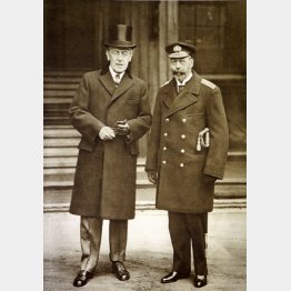 第1次世界大戦中、バッキンガム宮殿に立つウィルソン米大統領（左）と英国のジョージ5世（Ｃ）World History Archive／ニューズコム／共同通信イメージズ