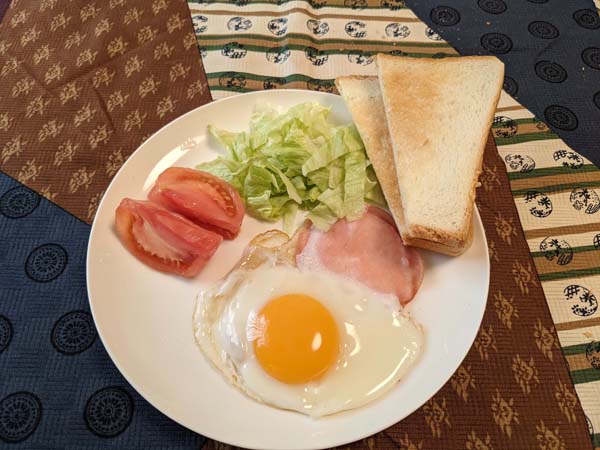 パンとハムエッグの朝食（Ｃ）日刊ゲンダイ