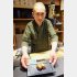 名物の「うにく」と税所さん（Ｃ）日刊ゲンダイ