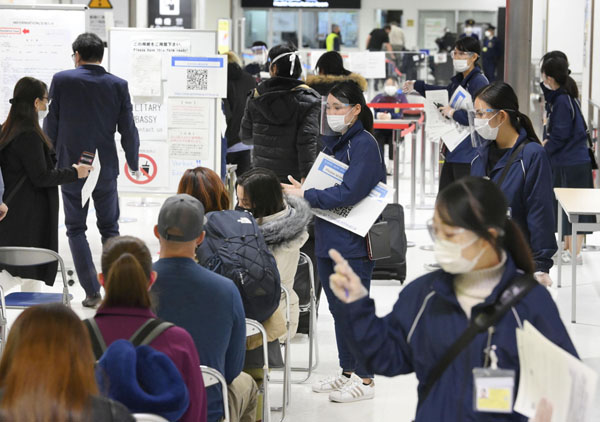 海外から成田空港に到着した乗客の対応をする検疫担当者（Ｃ）共同通信社
