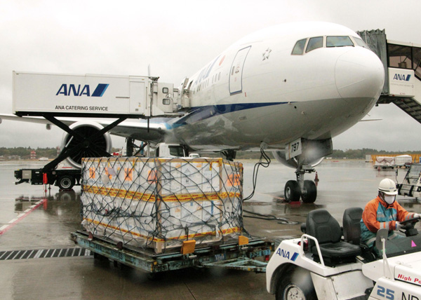 日本は輸入に頼らざるを得ない（ベルギーから到着したファイザー社の新型コロナウイルスワクチン）／（Ｃ）共同通信社