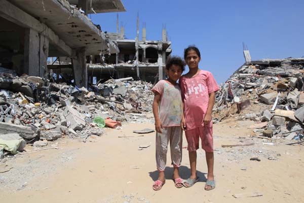 一時停戦のとき、避難先から戻った姉妹。暮らしていた自宅は砲撃によって破壊されていた（2014年8月）／（写真）藤原亮司