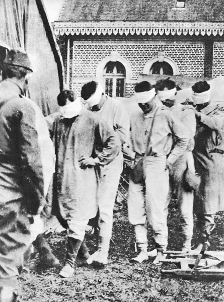 ドイツ軍の毒ガスを浴び、目に包帯をあてられたアメリカ軍の捕虜（Ｃ）World History Archive／ニューズコム／共同通信イメージズ
