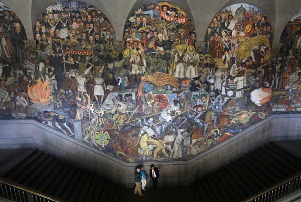 ③メキシコ国立宮殿に描かれた巨大壁画（Ｃ）ロイター