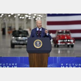 フォード・モーターの工場で演説するバイデン米大統領（Ｃ）AP=共同