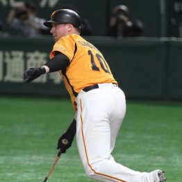 巨人スモークは低めの変化球に弱い…デビュー1カ月でバレる