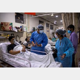 インド・ニューデリーの病院で感染者のケアをするレジデント医師（Ｃ）ロイター