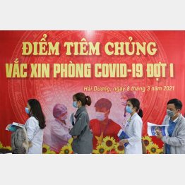 ベトナムでは工業労働者が優先対象（アストラゼネカ製のワクチン接種のために列をなすベトナムの公衆衛生従事者たち）／（Ｃ）ロイター