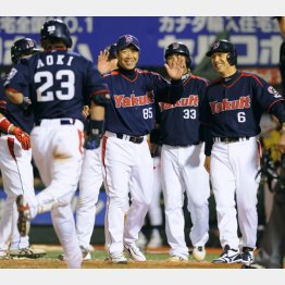 満塁本塁打を放ったヤクルト・青木を笑顔で迎える飯田コーチ（右3）ら（Ｃ）共同通信社