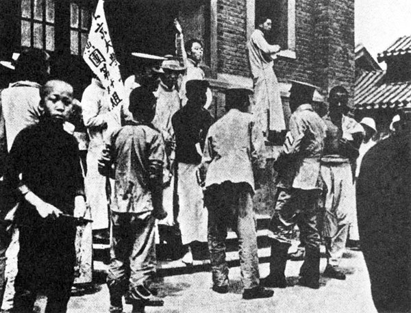 北京大学でデモを行う革命学生と講師たち＝1919年5月4日（Ｃ）Pictures From History／ニューズコム／共同通信イメージズ