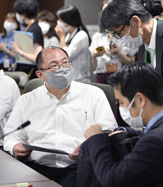 9日、新型コロナウイルス専門家組織の会合に出席した京都大の西浦博教授（左）／（Ｃ）共同通信社