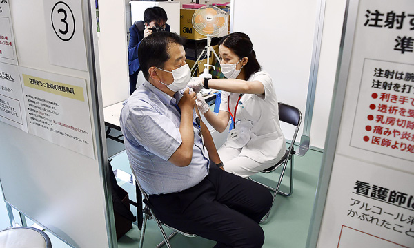 やっと進み始めたワクチン接種（接種を受ける東京消防庁の職員）／（Ｃ）共同通信社