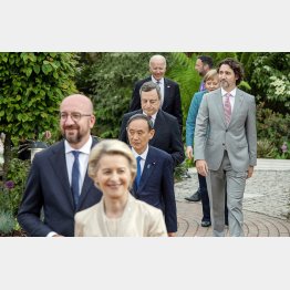 G7に出席した菅首相（央）／（Ｃ）ロイター