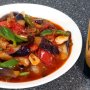 【ナス、トマト、ピーマンの黒酢炒め】染み出た「スープ」に麺を絡めて