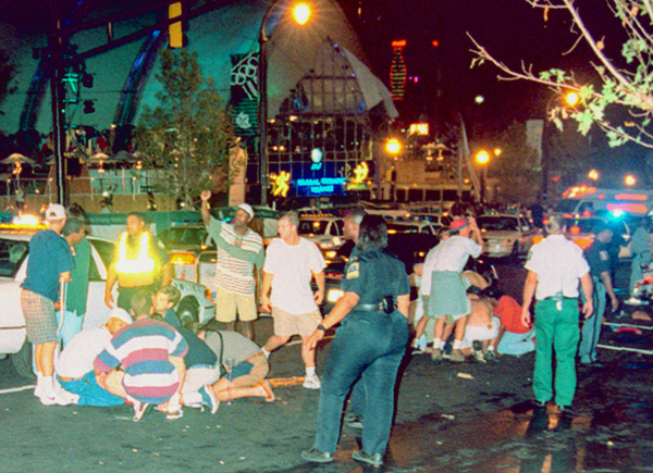 1996年、公園で行われたアトランタ五輪のイベント会場での爆弾テロ。負傷者を手当てする人たち（Ｃ）共同通信社