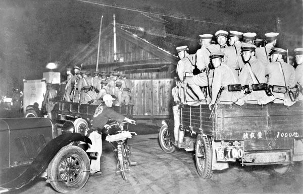 5・15事件に際し、トラックの荷台に乗り警備に出動する憲兵隊員たち＝1932年5月15日（日本電報通信社撮影）