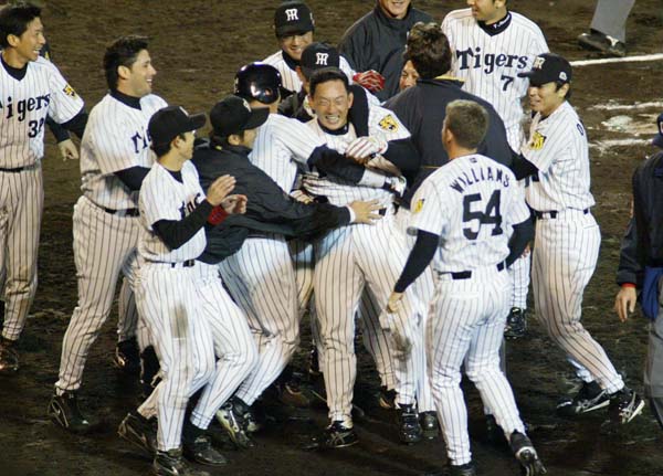 金本のサヨナラ本塁打で決着した03年シリーズ第4戦（Ｃ）日刊ゲンダイ
