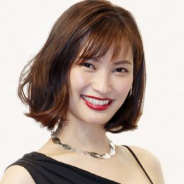 大政絢「飯テロドラマ」でコロナ後“ひとり飲み女子”急増?