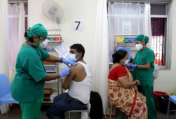 インド変異種は脅威でも…（ワクチン接種をする人たち、インド・ムンバイ）／（Ｃ）ロイター
