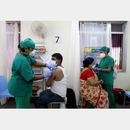 インド変異種は脅威でも…（ワクチン接種をする人たち、インド・ムンバイ）／（Ｃ）ロイター