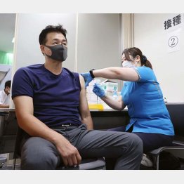 ワクチン接種を受ける中日の与田監督（Ｃ）共同通信社