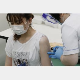 大学接種が始まり、新型コロナウイルスのワクチン接種を受ける近畿大生（Ｃ）共同通信社