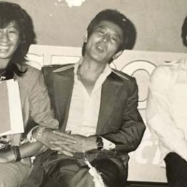 駒沢公園で山口洋子の車椅子を押す野口修…晩年の老老介護