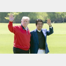 締めて4000万円ナ～リ！（ゴルフ場で手を振る安倍前首相とトランプ前米大統領）／（Ｃ）JMPA