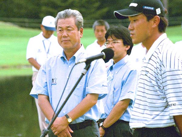 2002年、日本ゴルフツアー選手権表彰式の島田幸作氏（左）と優勝した佐藤信人プロ（Ｃ）日刊ゲンダイ