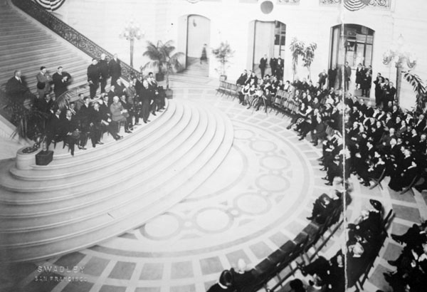 1921年11月、開幕するワシントン会議出席のため、米サンフランシスコに到着、市主催の歓迎式典に臨む日本代表団（左上、＝米議会図書館所蔵・共同）